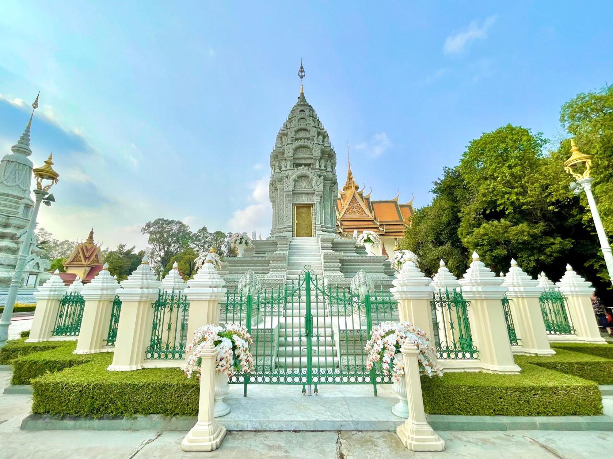 Sky Hotel Central Phnom Penh - Rooms & Apartments Екстер'єр фото