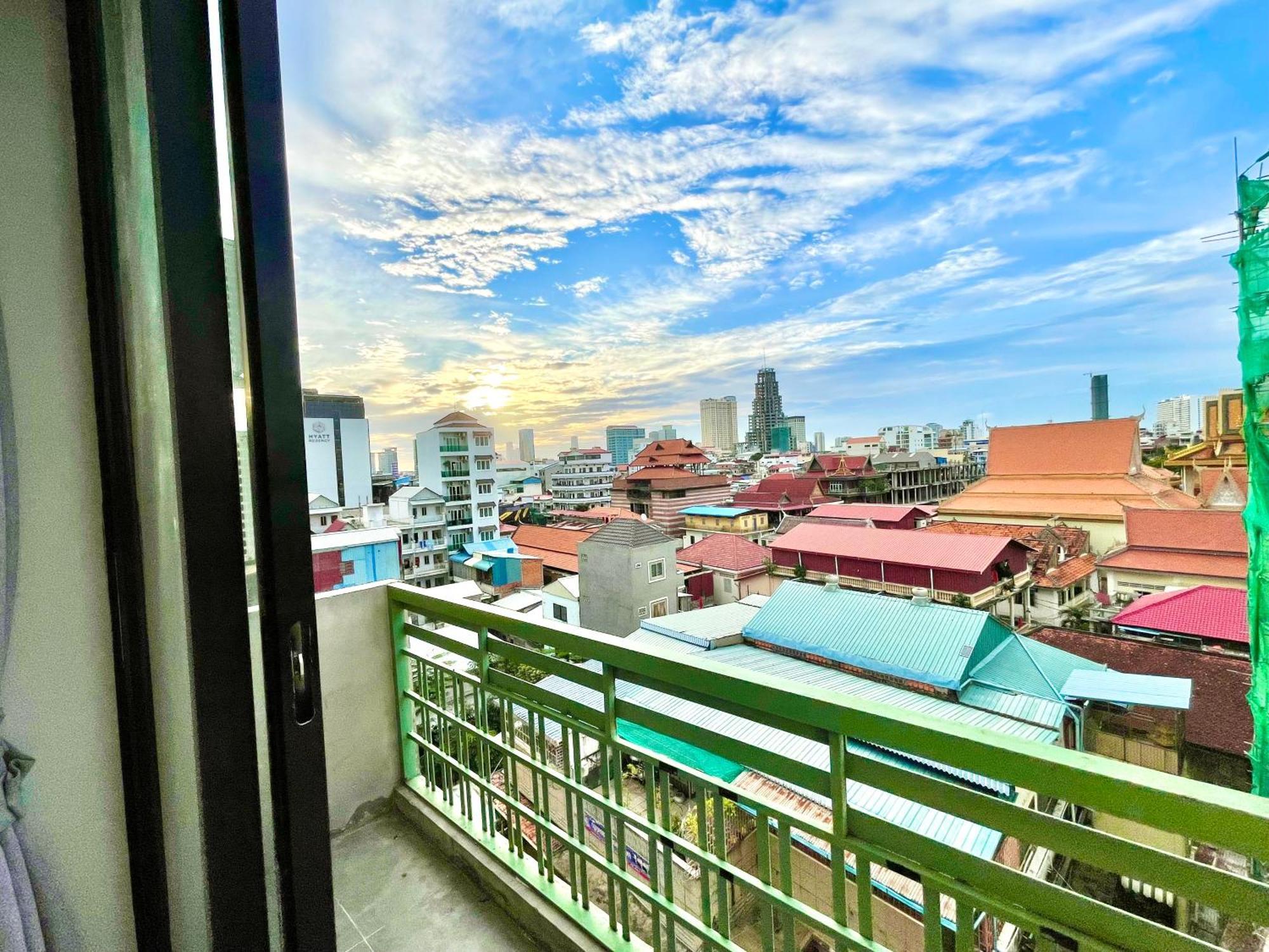 Sky Hotel Central Phnom Penh - Rooms & Apartments Екстер'єр фото