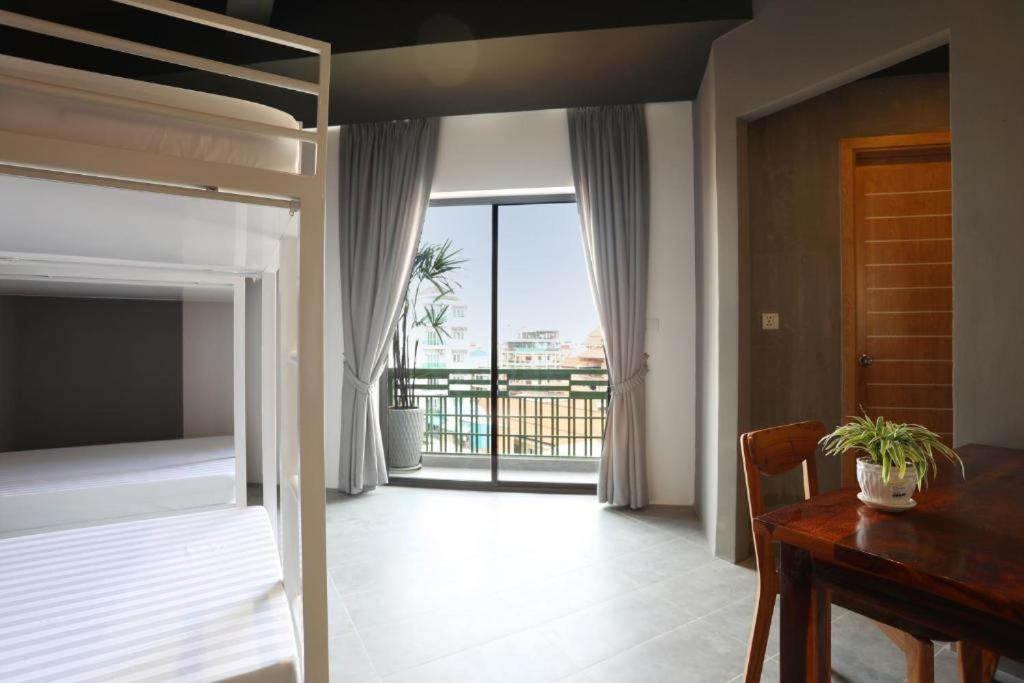 Sky Hotel Central Phnom Penh - Rooms & Apartments Екстер'єр фото