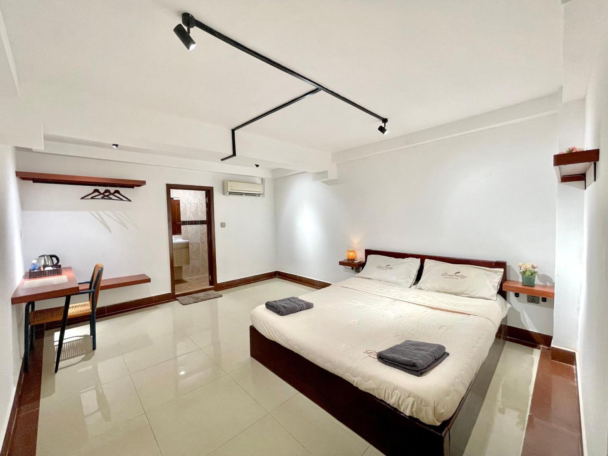 Sky Hotel Central Phnom Penh - Rooms & Apartments Екстер'єр фото